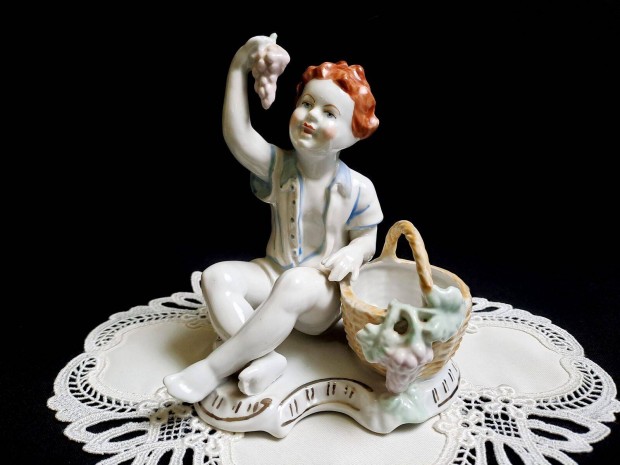 Szlt ev kisfi Rgi Romn Regal porceln figura