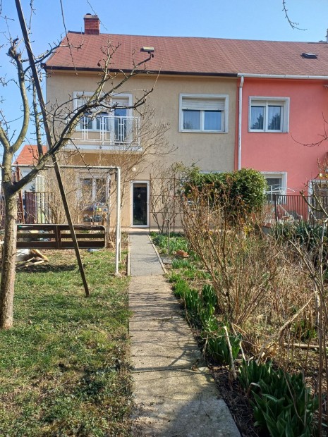 Szombatelyen a K�moni v�rosr�szen k�t szintes csal�di h�z elad�!