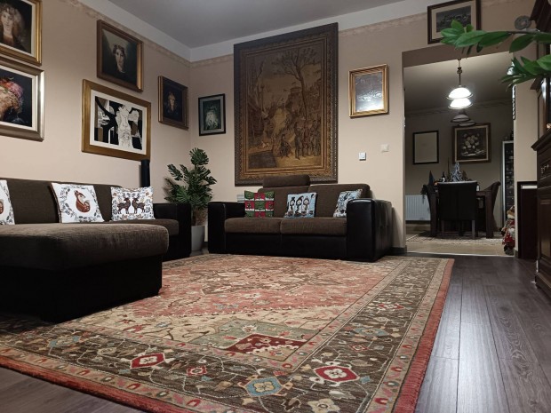 Szombathely belv�ros�ban 110m2-es lak�s, egyed�l�ll� enteri�rrel Elad�