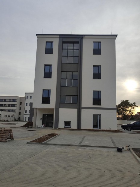 Szombathely belv�ros�ban 51 m2 es, f�ldszinten l�v� �zlethelyis�g