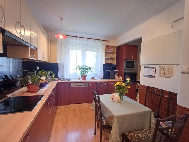 Szombathelyen a Hunyadi ut k�zel�ben f�ldszintes 56 m2-es lak�s elad�.