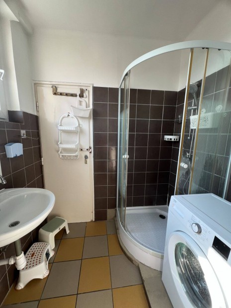 Szombathelyen a vas�t�llom�sn�l 2 szob�s, erk�lyes lak�s elad�