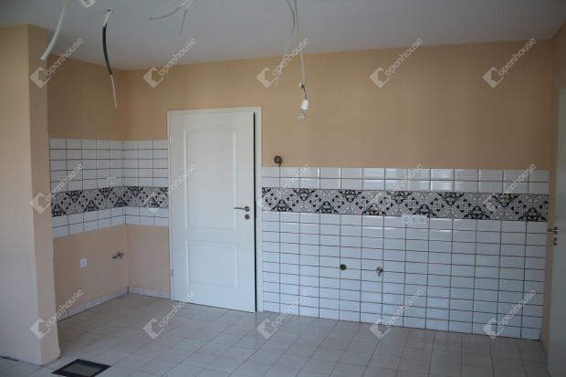 Szombathelyen az Erdei iskola lak�parkban kiad� �zlethelyis�g