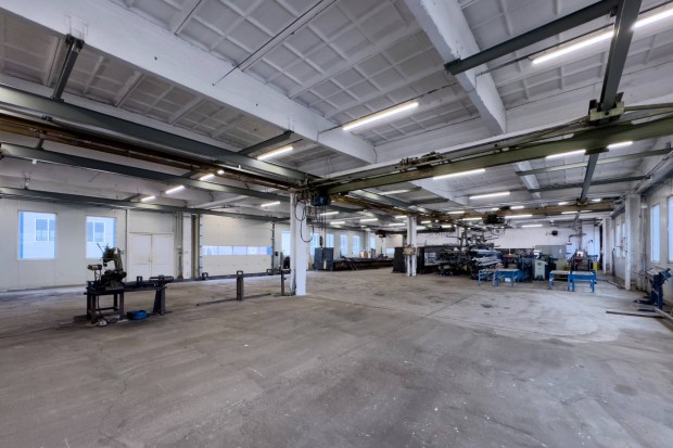 Szombathelyen h�szigetelt, f�thet�, daruzott ipari csarnok kiad�