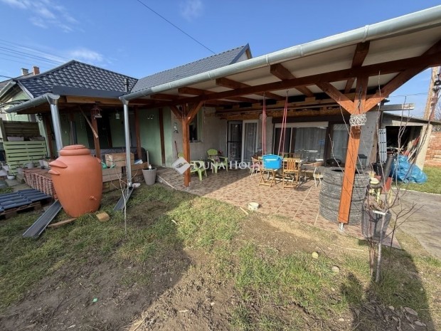 Szombathelyi 104 nm-es h�z elad�