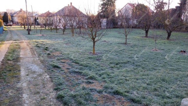 Szombathelyi 1869 nm-es telek elad�