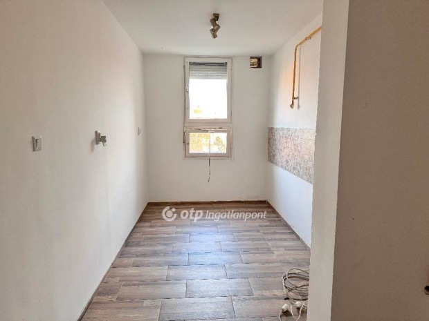 Szombathelyi 56 nm-es lak�s elad�