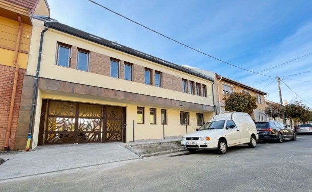 Szombathelyi 96 nm-es lak�s elad�