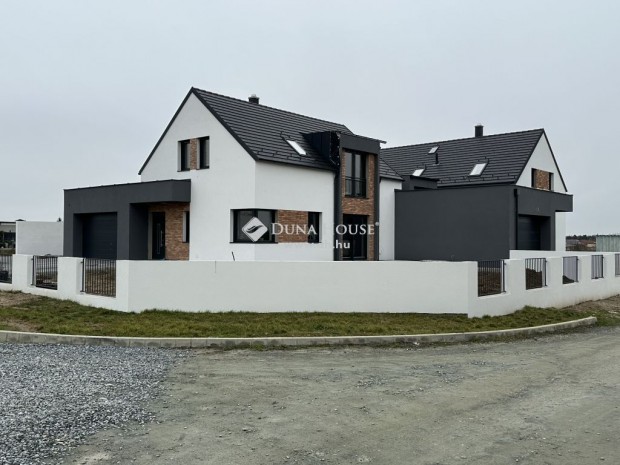 Szombathelyi elad� 180 nm-es h�z