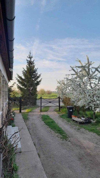 Szomsz�d mentes csal�di h�z a f�utc�n elad� !