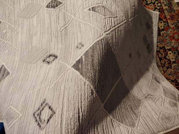 Sz�nyeg Petra sz�rke-feh�r