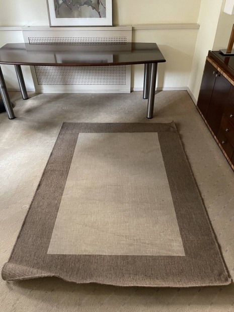 Sz�nyeg barna b�zs