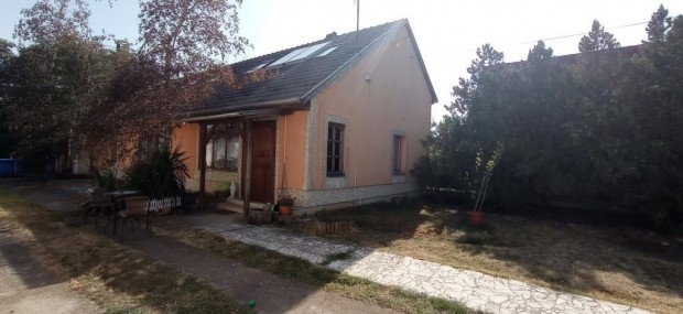 Szőregen emeletes ház nagy telekkel eladó! - Szeged