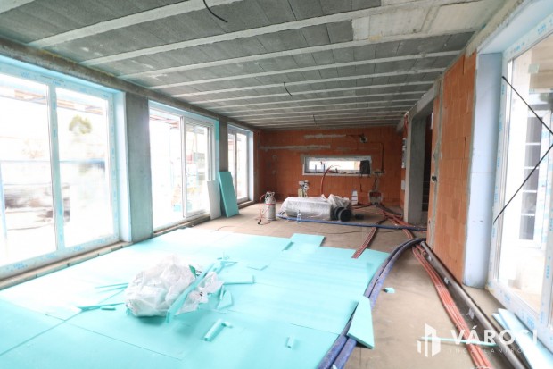 Sz�regen kulcsrak�sz csal�di h�z elad�.