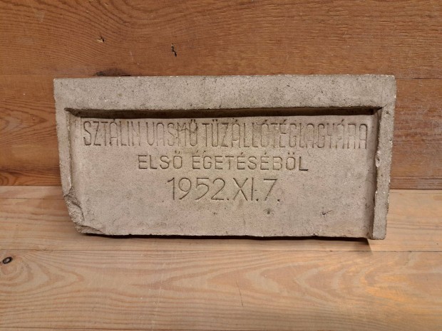 Sztálin Vasmű Tűzálló téglagyára első égetéséből tégla