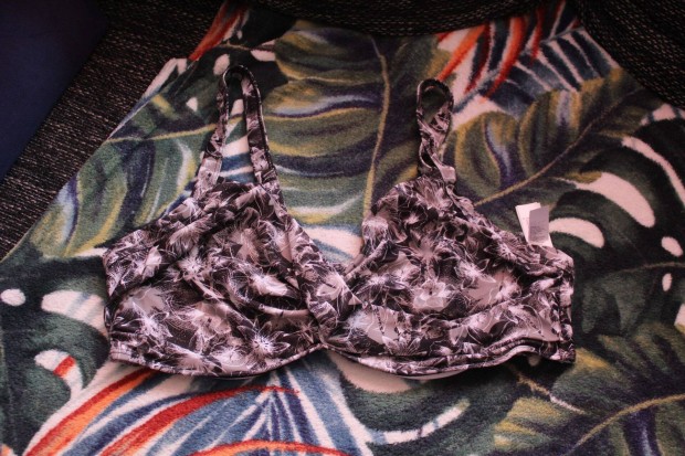 Szurke-fekete-feher virag mintas bikini felso, 95C, Uj
