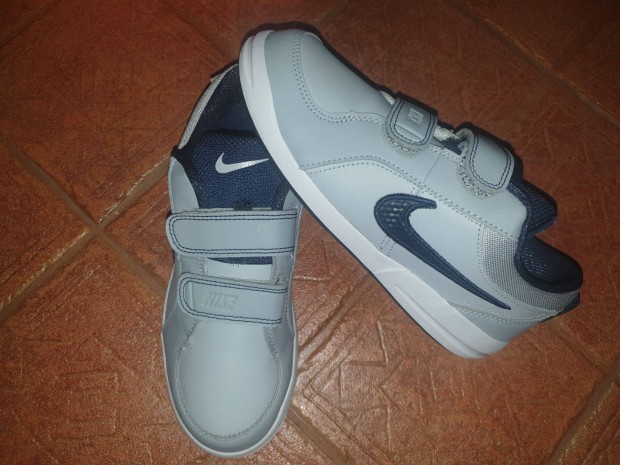 Szrke-fekete gyermek Nike cip