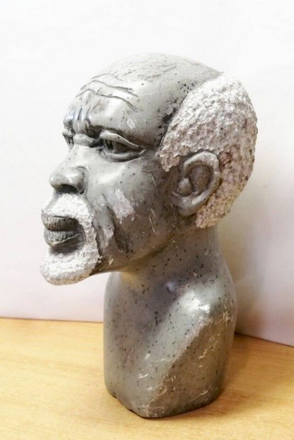 Szrke grnit afrikns torz szobor. szl bennszltt alakkal