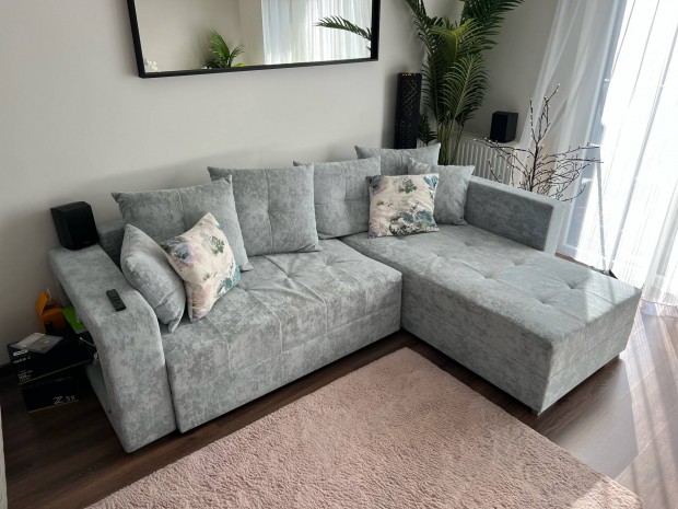 Sz�rke kih�zhat� sarokkanap�