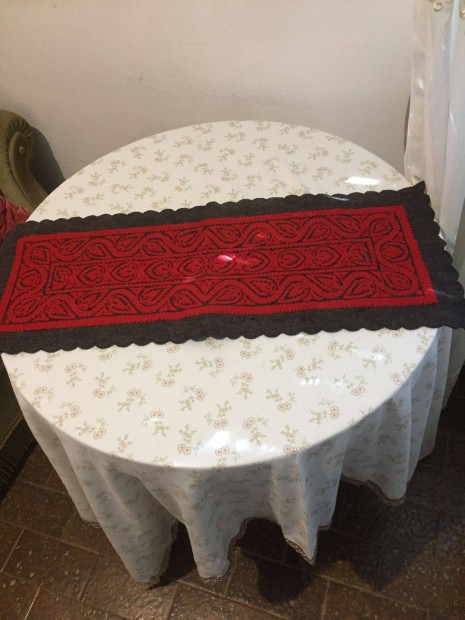 Szűrrátétes asztali futó piros-fekete, leveles