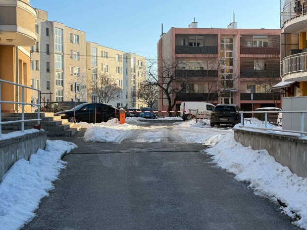 TAPOLC�N A M�JUS 1. UTC�BAN TEREMGAR�ZS ELAD�!