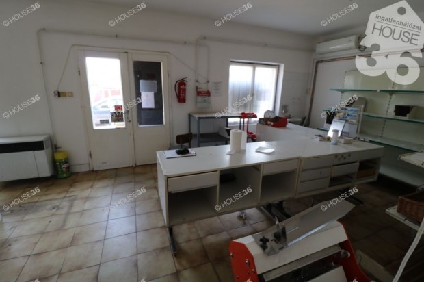 T�ZL�RON, 67 m2-es UTCAFRONTI �ZLETHELYIS�G ELAD�!