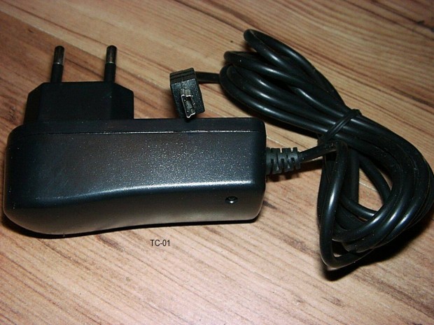 TC-01, 5V 1A / DSE12, 5V 1,2A USB tlt, dugasztp