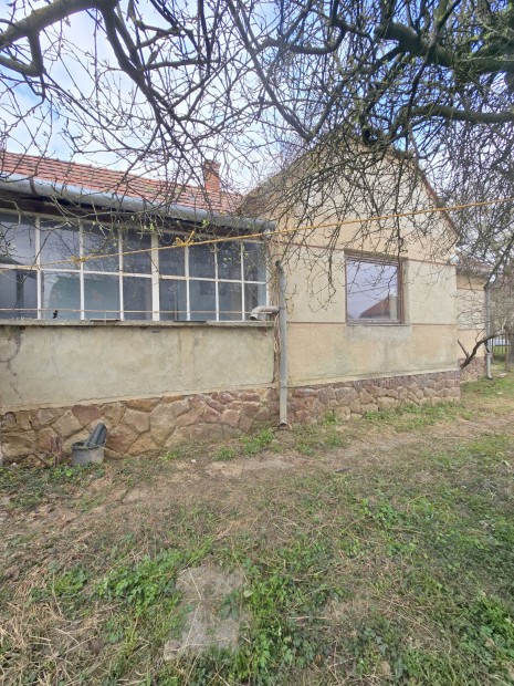 T�GLA csal�di h�z -Bak csendes mell�kutc�j�ban