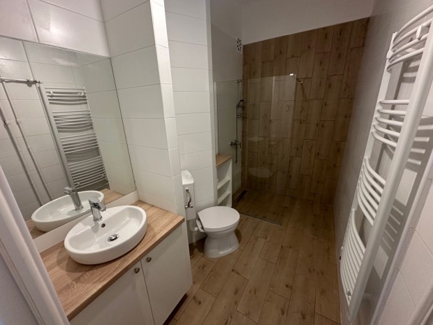 TELJESEN FEL�J�TOTT T�GLALAK�S