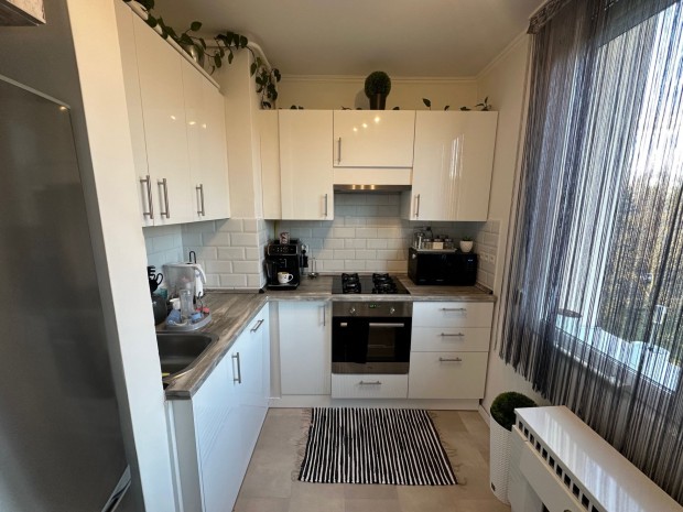 TELJESEN FEL�J�TOTT ZARANYI LAK�TELEPI T�GLALAK�S