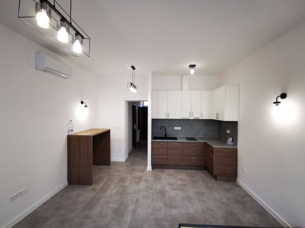 TIK hez k�zel Pet�fi S. sug�r�ton fel�j�tott garzonlak�s gar�zzsal