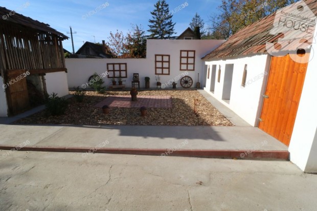 T�BB GENER�CI�S, K�T K�L�N�LL� LAK�H�Z EGYBEN ELAD�!