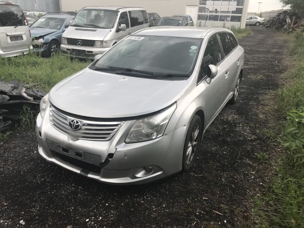 TOYOTA AVENSIS D4D JOBB K, MANUAL elad