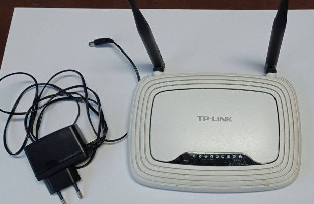 TP-Link TL-WR841N WiFi router v8 (felokostva Openwrt-vel)