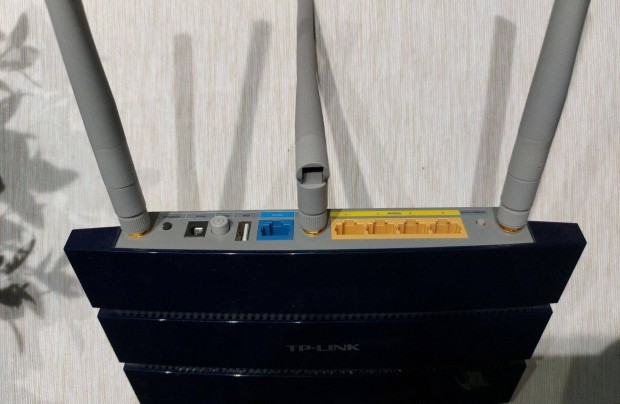 TP-Linktl-WR1043ND típusú vezeték nélküli, 300Mb-es N-es router