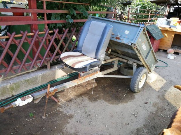 T-012-es orosz kis traktor billens ptkocsija
