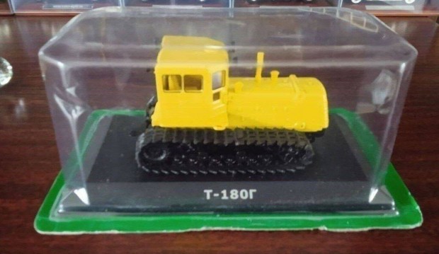 T 180 G traktor kisauto modell 1/43 Elad