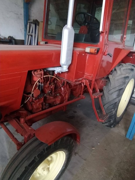T 25 A traktor elad�