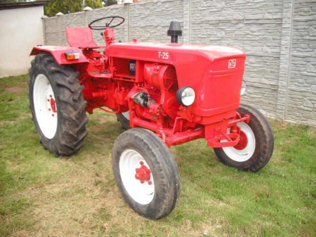 T-25 traktor eladó