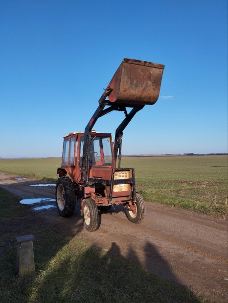 T-25 traktorra szerelhet homlokrakod elad 