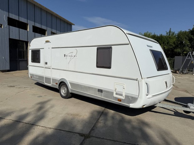 Tabbert Vivaldi 560 lakkocsi 