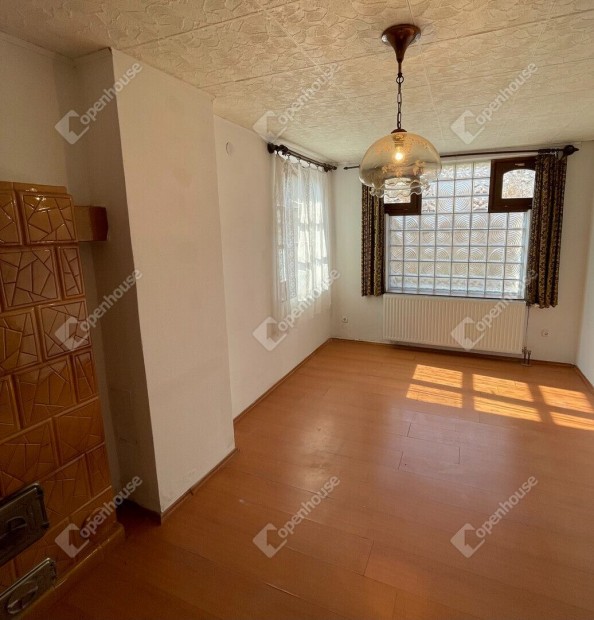 Tabon elad� egy sorh�zi lak�s