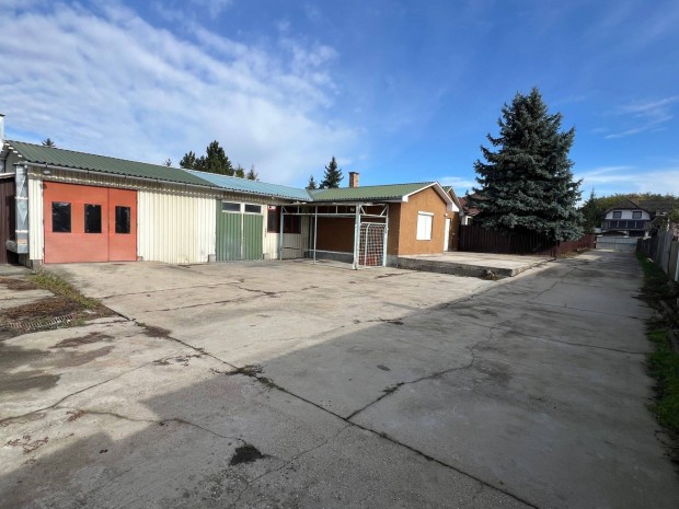 T�bor utc�n kereskedelmi �s lak�ingatlan elad�