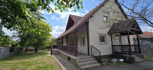 Tágas, háromszintes családi ház Dunavarsányban