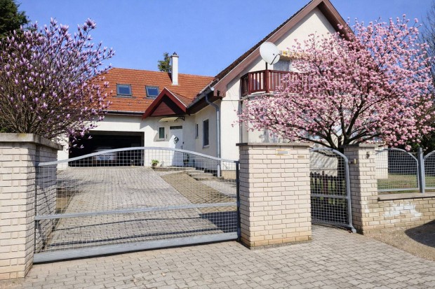 T�gas, k�nyelmes csal�di h�z nagy kerttel