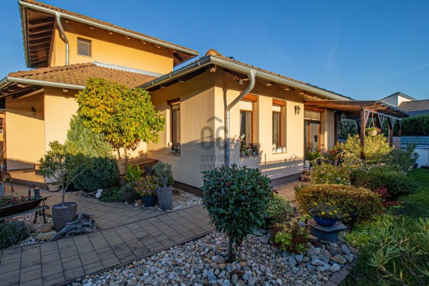 T�gas, mediterr�n csal�di h�z k�l�n bej�rat� lakr�sszel  t�k�letes le