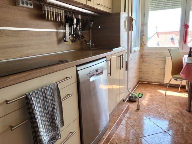 T�gas, napf�nyes lak�s a k�zpontban