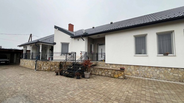 T�gas, teljesk�r�en fel�j�tott csl�di h�z G�rc�n elad�!