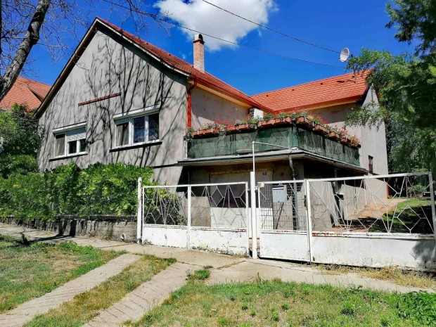 T�gas csal�di f�szek nagy teraszokkal