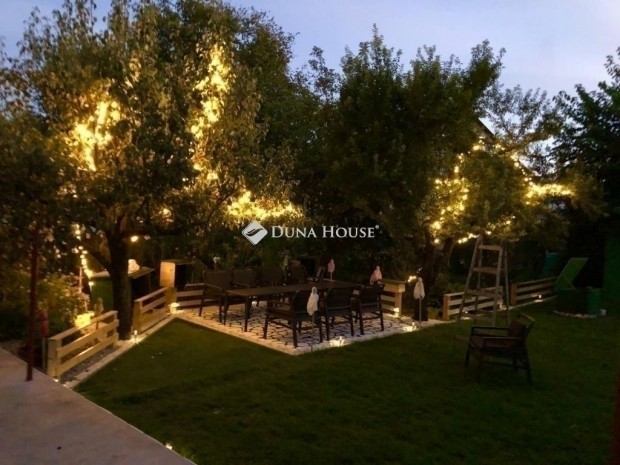 T�gas csal�di h�z Vecs�sen